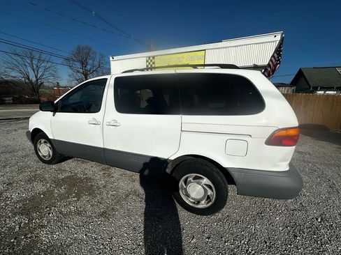 Used 1998 Toyota Sienna LE FWD image 2