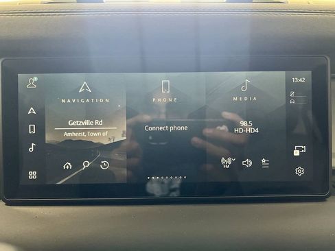 New 2024 Land Rover Defender 110 S image 21