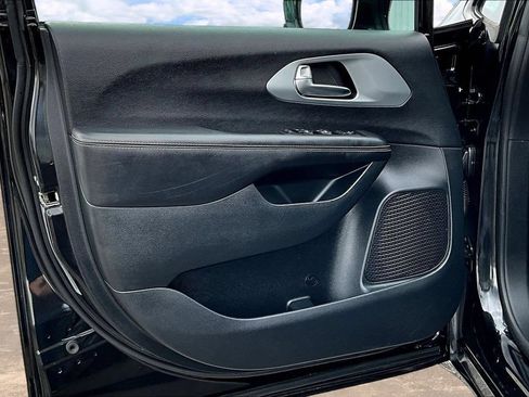 Used 2020 Chrysler Pacifica Touring w/ S Appearance Package FWD image 22