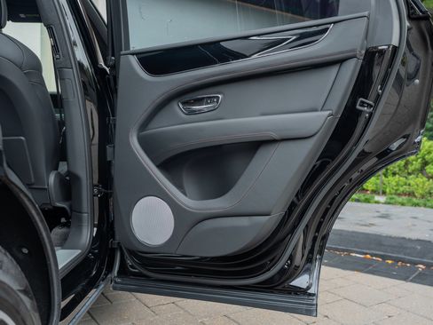 Certified 2024 Bentley Bentayga Plug-In Hybrid AWD/4WD image 17