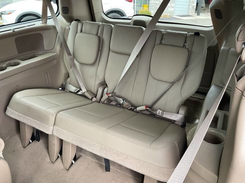 Used 2016 Chrysler Town & Country Touring w/ Driver Convenience Group image 32