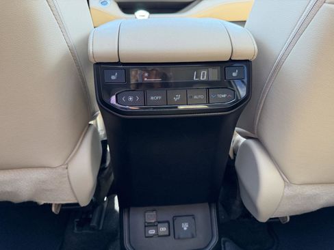 Used 2023 Toyota Highlander Platinum FWD image 18