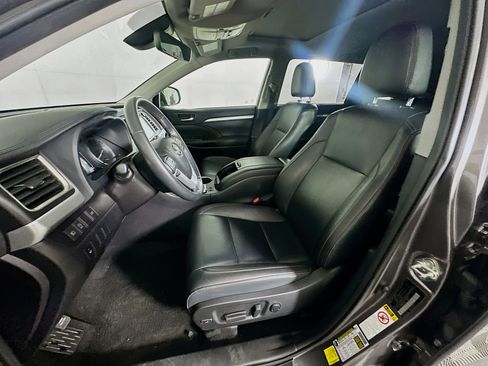 Used 2019 Toyota Highlander XLE image 13
