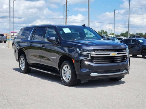 Used 2023 Chevrolet Suburban LT image 3