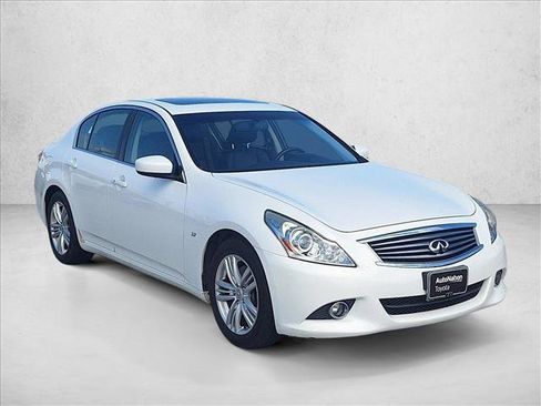 Used 2015 INFINITI Q40 w/ Navigation Package RWD image 3