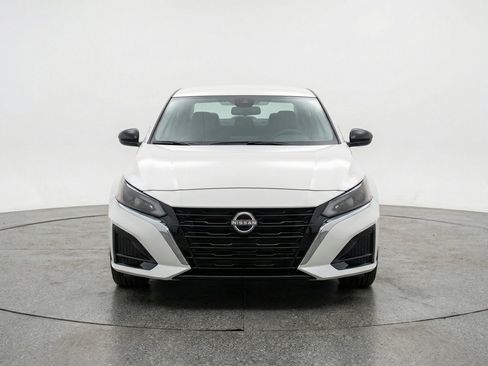 Used 2025 Nissan Altima 2.5 SV FWD image 2