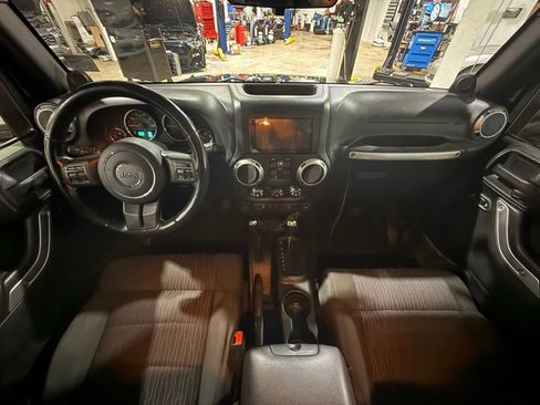 Used 2011 Jeep Wrangler Unlimited Sahara w/ Connectivity Group AWD/4WD image 14