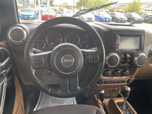 Used 2017 Jeep Wrangler Unlimited Sahara w/ Connectivity Group AWD/4WD image 25