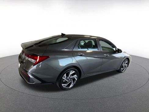 Used 2025 Hyundai Elantra Limited image 20