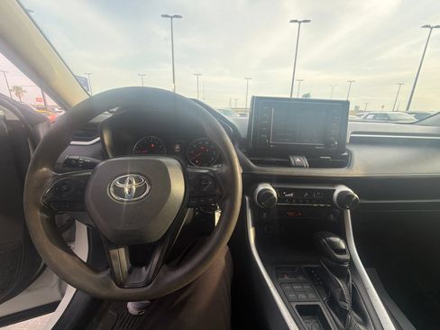 Used 2021 Toyota RAV4 LE AWD/4WD image 16
