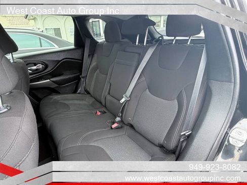 Used 2019 Jeep Cherokee Latitude w/ Popular Appearance Group image 10