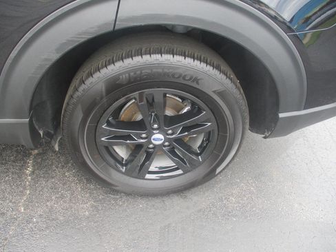 Used 2024 Ford Explorer XLT image 33