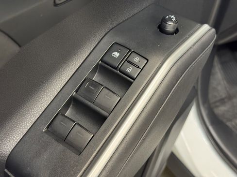 Used 2020 Toyota Highlander XLE image 9