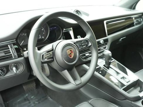 Certified 2025 Porsche Macan AWD/4WD image 4