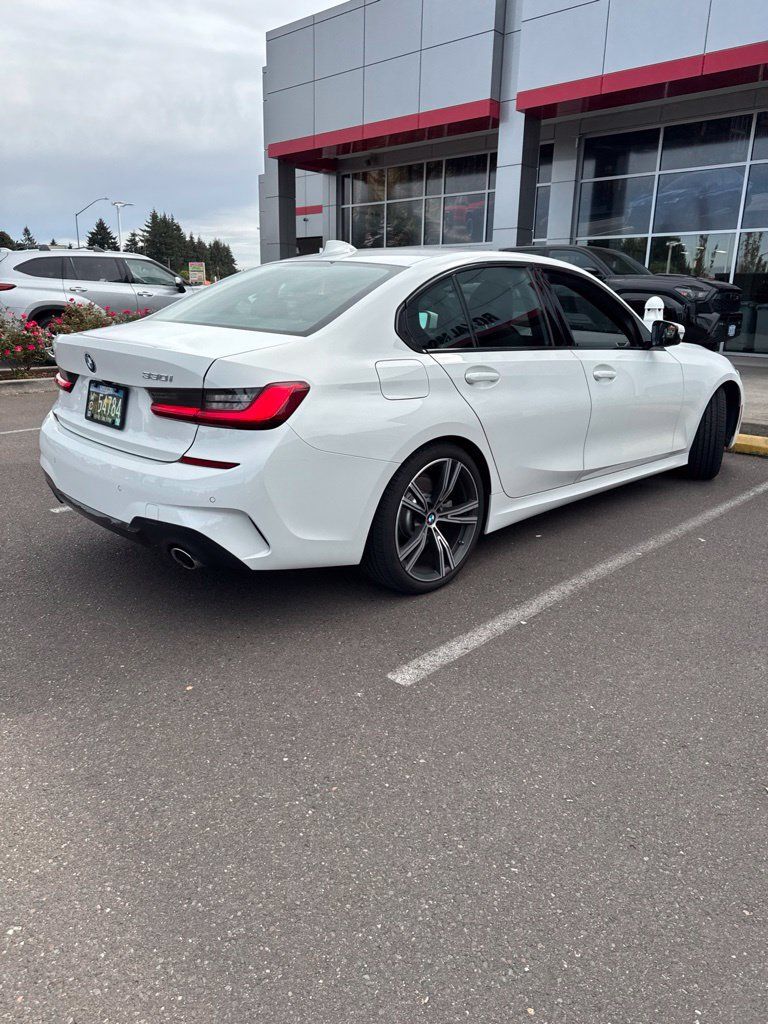 Used 2020 BMW 330i Sedan w/ M Sport Package RWD image 5