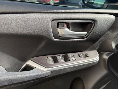 Used 2017 Toyota Camry SE image 16