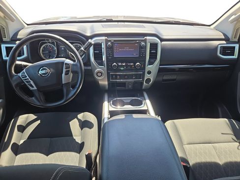 Used 2018 Nissan Titan SV w/ SV Convenience Package RWD image 9