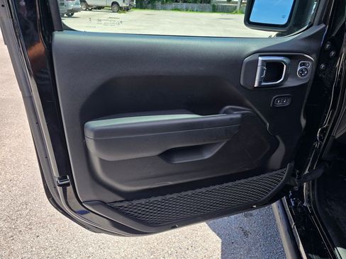 Used 2023 Jeep Gladiator Mojave AWD/4WD image 16