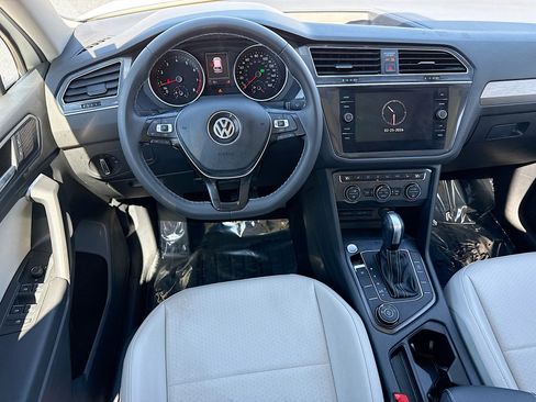 Used 2021 Volkswagen Tiguan SE w/ Panoramic Sunroof Package image 15