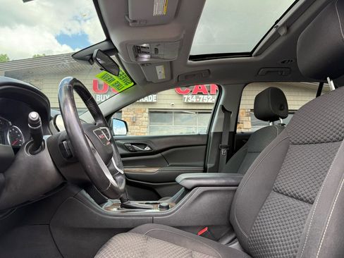 Used 2017 GMC Acadia SLE FWD image 16