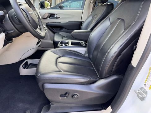 Used 2024 Chrysler Pacifica Limited FWD image 9