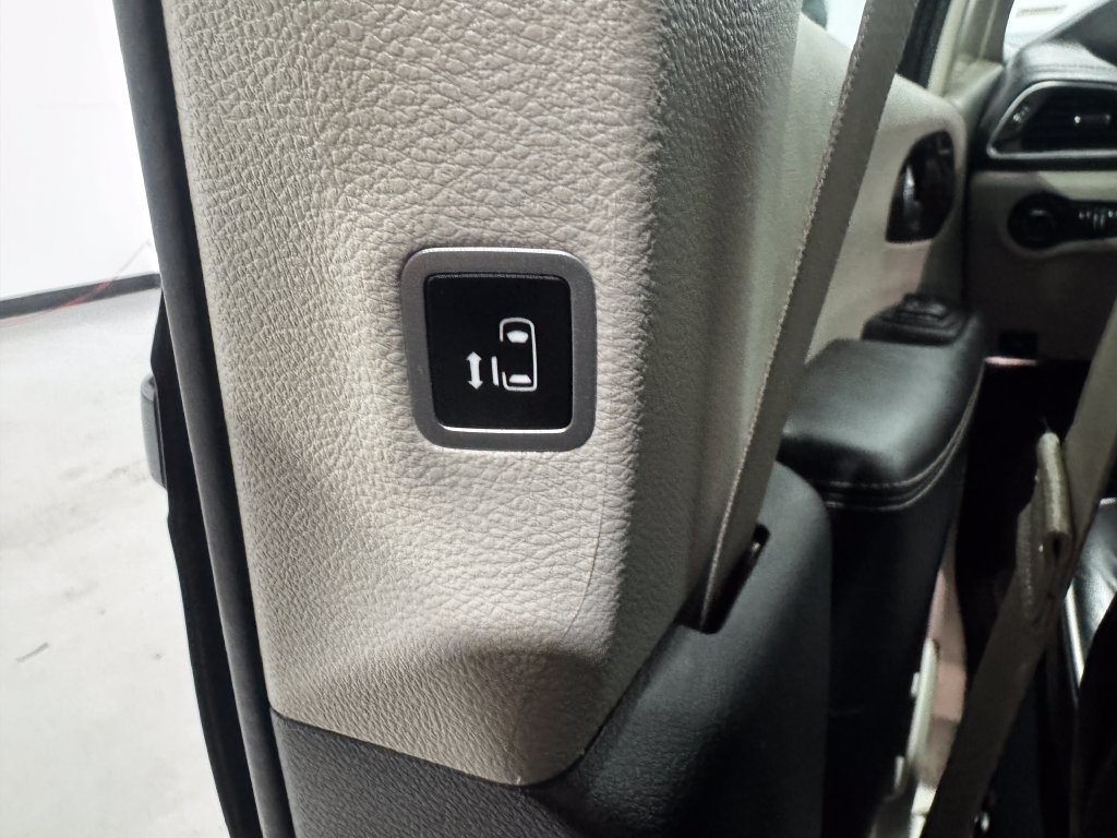 Used 2024 Chrysler Pacifica Limited FWD image 40