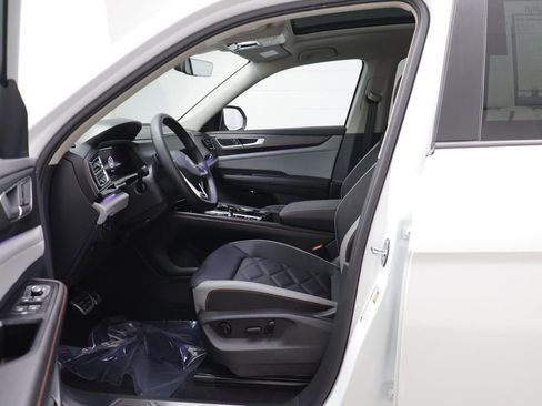 Used 2025 Volkswagen Atlas Peak Edition SE AWD/4WD image 5