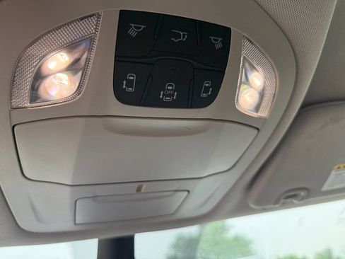 Used 2023 Chrysler Pacifica Touring-L FWD image 39