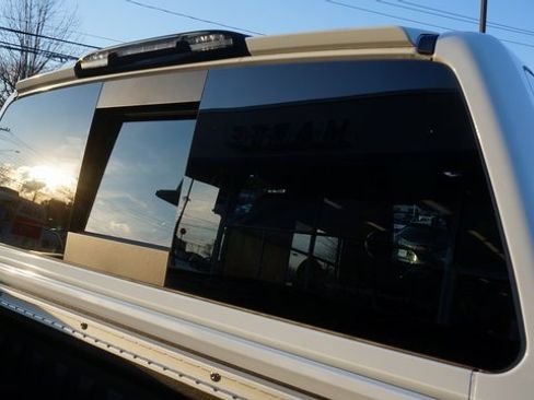 Used 2024 Nissan Titan SV w/ SV Convenience Package image 94