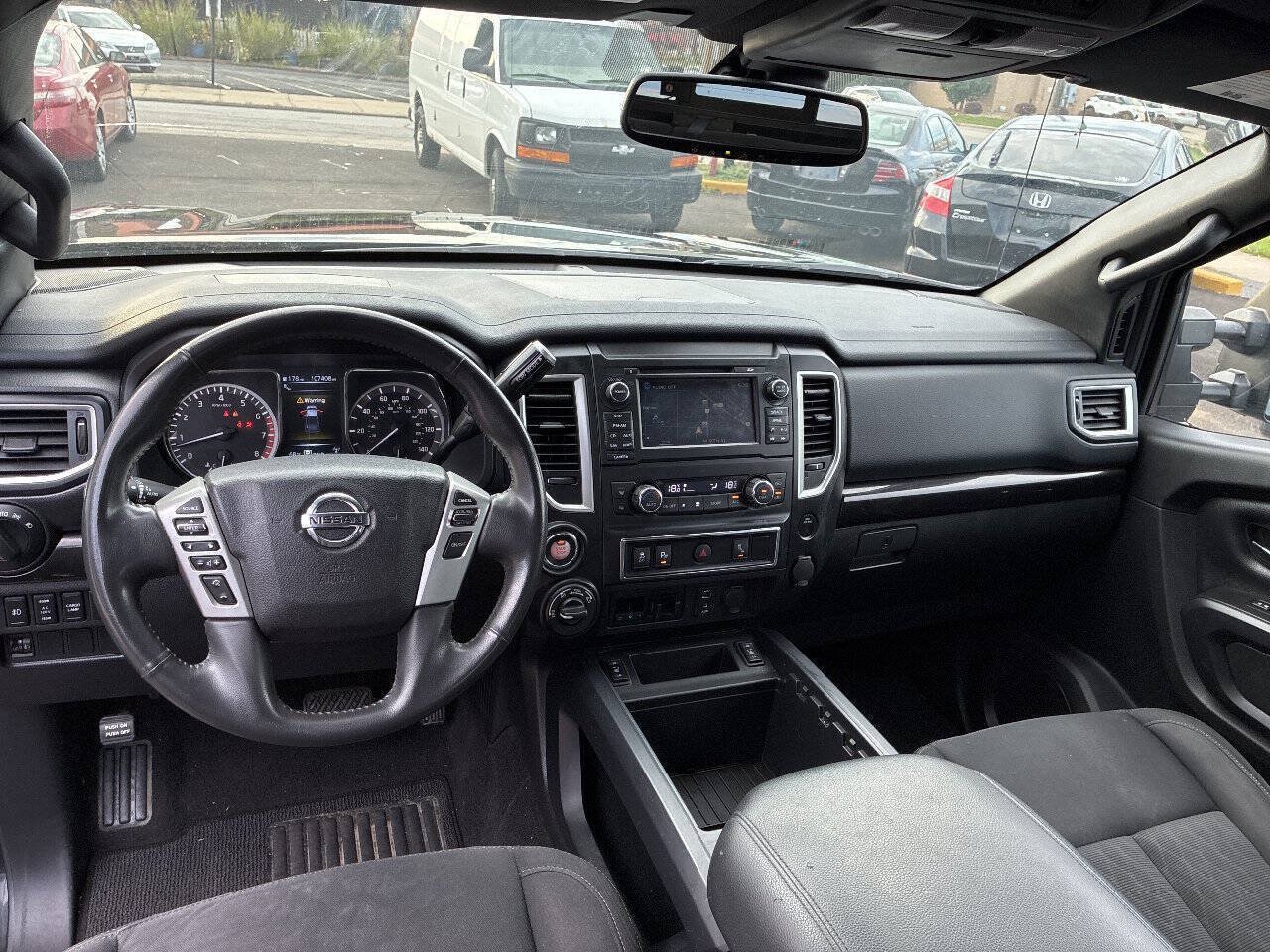 Used 2018 Nissan Titan SV AWD/4WD image 11