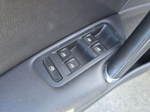 Used 2017 Volkswagen Golf Alltrack S image 25