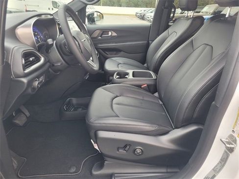 New 2026 Chrysler Pacifica Select image 3