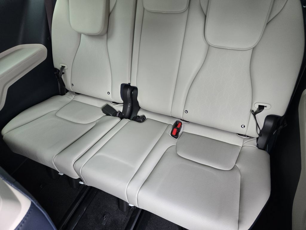 New 2026 Kia Carnival EX FWD image 23