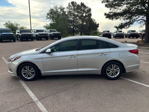 Used 2015 Hyundai Sonata SE w/ Option Group 09 FWD image 2