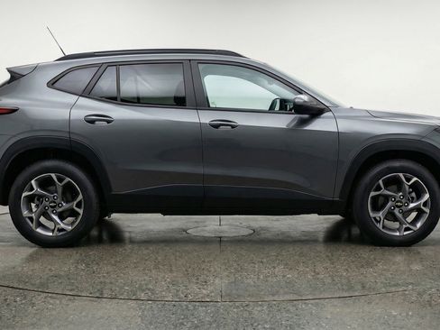 Used 2025 Chevrolet Trax LT w/ LT Convenience Package FWD image 11