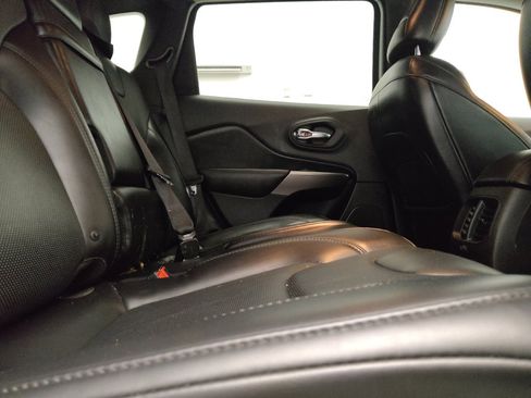 Used 2019 Jeep Cherokee Limited AWD/4WD image 19