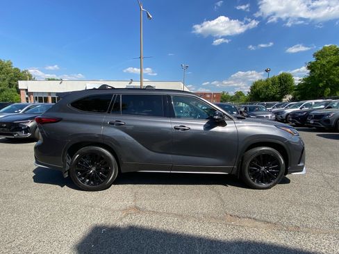 Used 2023 Toyota Highlander XSE AWD/4WD image 2