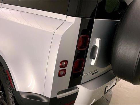 Used 2020 Land Rover Defender 110 SE image 28