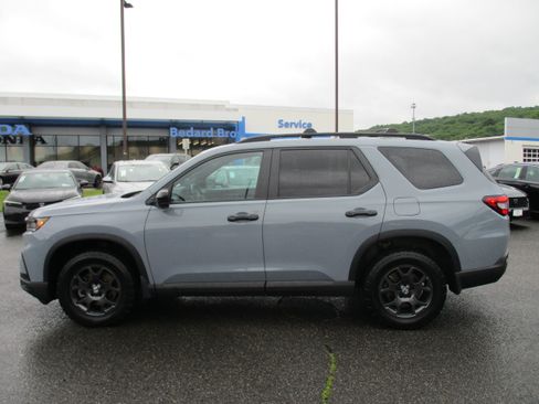 Certified 2025 Honda Pilot TrailSport image 8