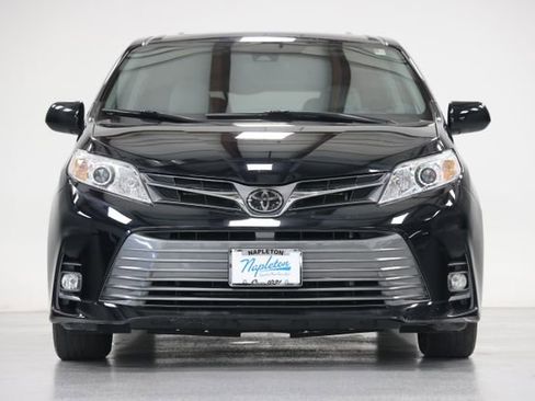 Used 2020 Toyota Sienna XLE w/ XLE Navigation Package FWD image 2