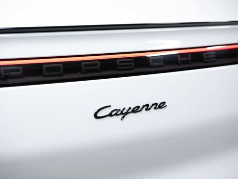 Certified 2023 Porsche Cayenne Platinum Edition AWD/4WD image 19