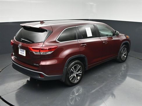 Used 2018 Toyota Highlander Plus w/ Carpet Mat Package (TMS) AWD/4WD image 24