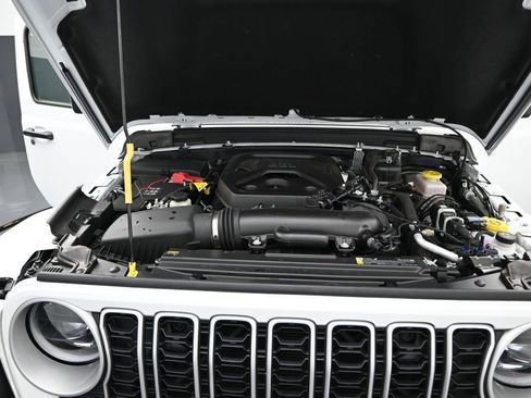 Used 2026 Jeep Wrangler Unlimited Sahara AWD/4WD image 5