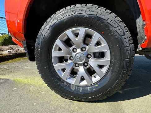 Used 2018 Toyota Tacoma SR5 AWD/4WD image 10
