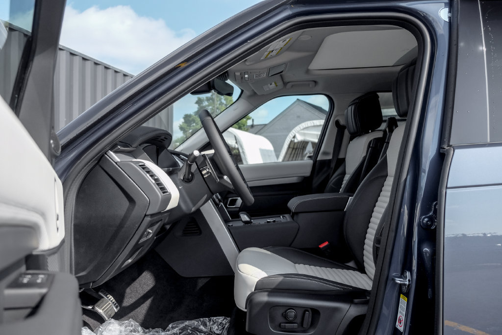 New 2026 Land Rover Discovery Limited Edition AWD/4WD image 9