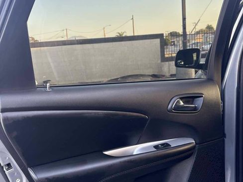 Used 2018 Dodge Journey SE w/ Blacktop Package FWD image 8