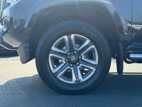 Used 2018 Toyota Tacoma Limited image 10