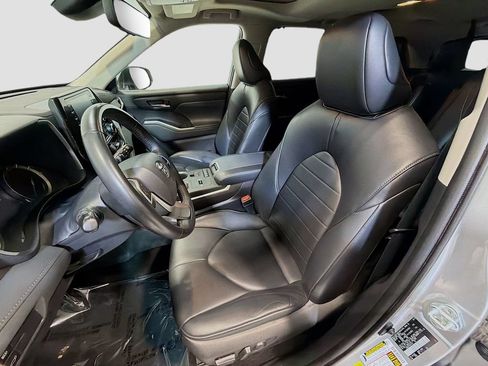 Used 2022 Toyota Highlander XLE AWD/4WD image 22