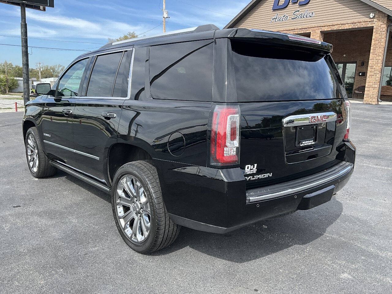 Used 2015 GMC Yukon Denali w/ Premium Package AWD/4WD image 3