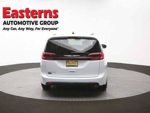 Used 2023 Chrysler Pacifica Touring-L FWD image 37